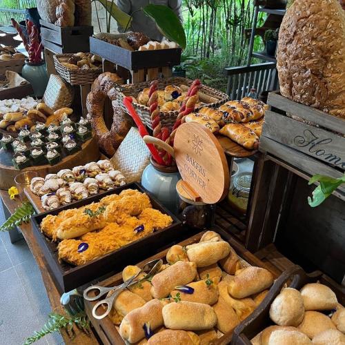 大雅台Anya Resort Tagaytay的展示不同类型的面包和糕点