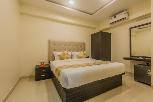 sypialnia z dużym łóżkiem i lustrem w obiekcie Hotel Palace Inn Near Don Bosco -Borivali- Metro Station w Bombaju