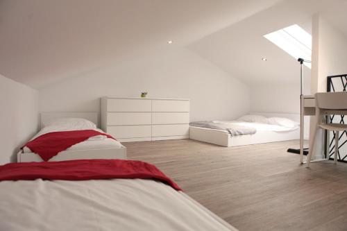ein weißes Schlafzimmer mit 2 Betten und einem Fenster in der Unterkunft Deep Blue Casa 2 in Koper