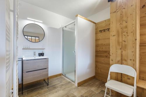 une salle de bain avec un lavabo et un miroir dans l'établissement Appartement Flégère et Golf - Happy Rentals, à Chamonix-Mont-Blanc