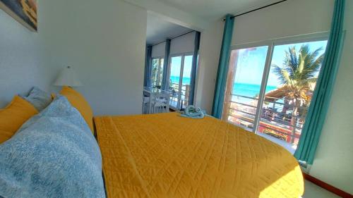 Postel nebo postele na pokoji v ubytování Beach Club Condos at Popeyes