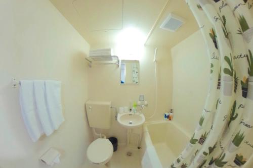 biała łazienka z toaletą i umywalką w obiekcie Aoi sora Aoi umi no guest house - Vacation STAY 86804v w mieście Takamatsu