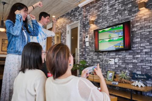Una televisión o centro de entretenimiento en ペンション マカナレアビーチ沖縄