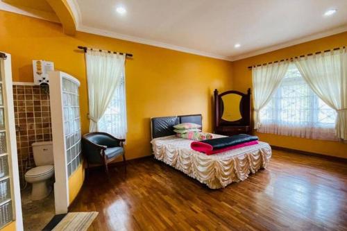 Et badeværelse på Villa Desa by CozyVilla at Puncak Resort