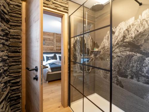 ブリクセン・イム・ターレにあるAlpine Lodge Brixenのベッドルームにつながるガラスドア付きの部屋