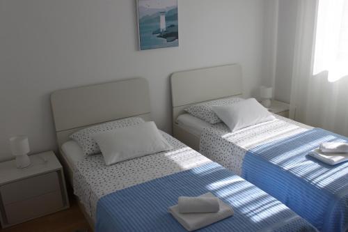 two beds sitting next to each other in a bedroom at Apartment for 4 persons, by the sea and with beautiful view in Kali