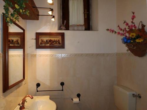 La salle de bains est pourvue d'un lavabo et de toilettes. dans l'établissement Cottage Il Poderino, à Londa