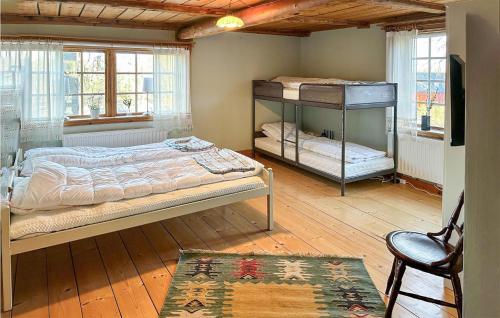 um quarto com 2 camas, uma cadeira e uma televisão em Nice Home In Skvde With Kitchen em Skövde
