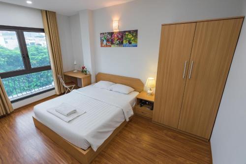 En eller flere senge i et værelse på Granda Quan Hoa Apartment