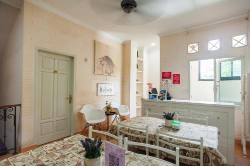 a dining room with a table and chairs and a window at Urbanview Hotel Jagakarsa by RedDoorz in Jakarta