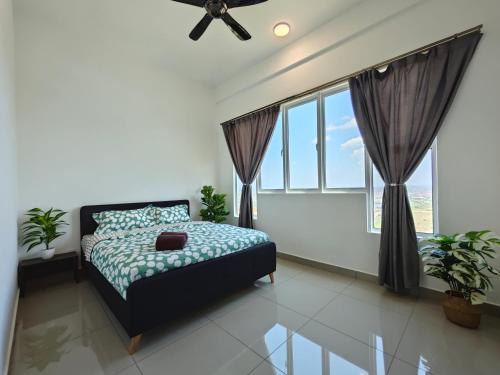 ein Schlafzimmer mit einem Bett und einem großen Fenster in der Unterkunft Balinese Seaview Trevor Amber Suite in Malakka