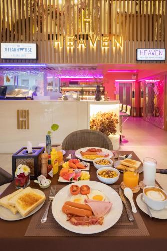 un tavolo con sopra piatti di cibo per la colazione di Heaven Boutique Hotel a Bangkok