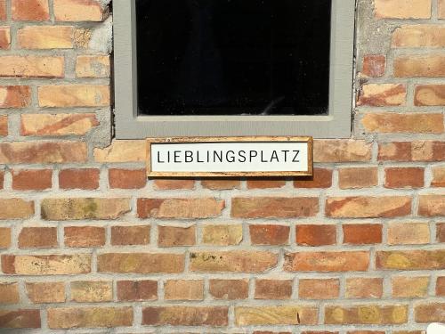 a street sign in front of a brick wall at Kleinstadtidyll Plau am See in Plau am See