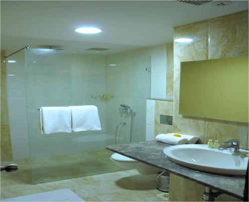 Bilik mandi di Zone Connect by The Park,Udaipur