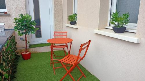 2 Stühle und ein Tisch auf der Terrasse in der Unterkunft Studio proche circuit Prenois in Prenois