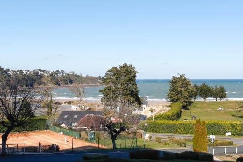 a view of a park with the ocean in the background at Le Totem - Duplex 2 chambres in Saint-Cast-le-Guildo