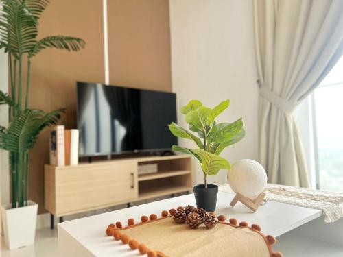 sala de estar con mesa de centro y planta en Modern Muji Inspired Design, Bandar Menjarala, near to DesaParkCity 2 Bedrooms Suite, en Kuala Lumpur