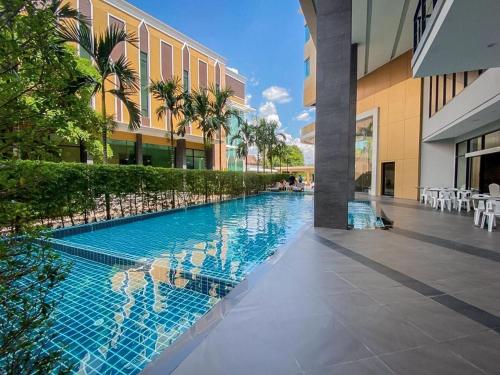 - une piscine au milieu d'un bâtiment dans l'établissement Srilamduan Hotel, à Si Saket