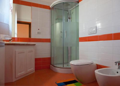 ein Bad mit einer Dusche, einem WC und einem Waschbecken in der Unterkunft Holiday-home-italy in Melissano