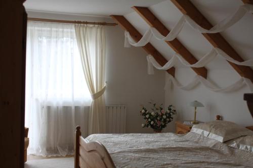 מיטה או מיטות בחדר ב-Ingrid Panzió