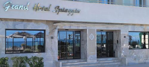 una señal para un restaurante con ventanas y el océano en Grand Hotel Spiaggia, en Alassio