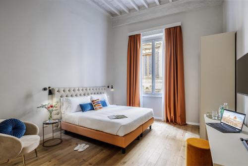 1 dormitorio con 1 cama y escritorio con ordenador portátil en Dimora72, en Florencia