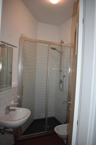 アルバにあるLa Mascarellaのバスルーム(シャワー、洗面台、トイレ付)