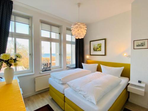 een slaapkamer met een bed en een raam bij Villa Anna App. 7 Seeblick in Heringsdorf