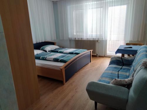 um quarto com uma cama, um sofá e uma janela em Ferienhof Kreutzer em Kirchschlag