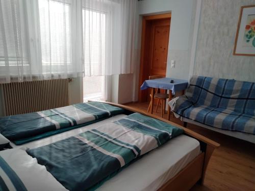 um quarto com duas camas e um sofá e uma cadeira em Ferienhof Kreutzer em Kirchschlag