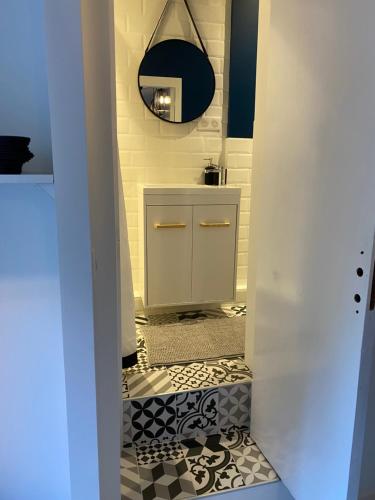 a bathroom with a black and white tiled floor at Petite Maison typique de ville marseille in Marseille