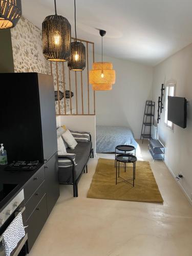 un salon avec un canapé et une télévision dans l'établissement Petite Maison typique de ville marseille, à Marseille