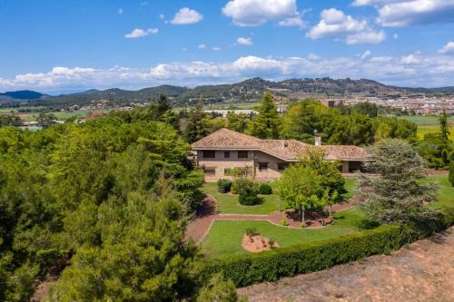 eine Luftansicht eines Hauses mit Hof in der Unterkunft Lodging Apartments Villa el Raco in Santpedor