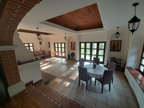 ein offenes Wohnzimmer mit einem Tisch und Stühlen in der Unterkunft Hotel Casa Búho B&B in Antigua Guatemala