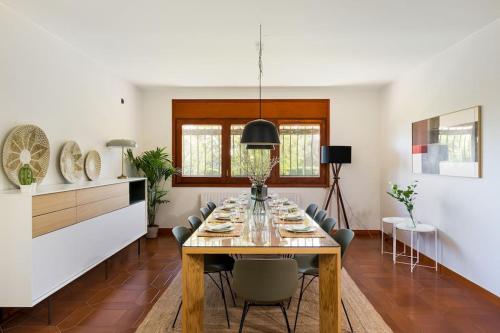 Μια τηλεόραση ή/και κέντρο ψυχαγωγίας στο Lodging Apartments Villa el Raco