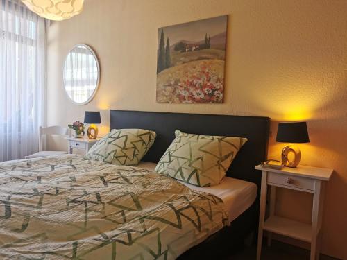 um quarto com uma cama e um quadro na parede em Wohnung Schluchseeglück mit Pool em Schluchsee