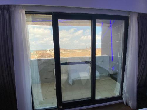 Zimmer mit Fenster und Blick auf ein Bad in der Unterkunft Beauty House Homestay in Magong