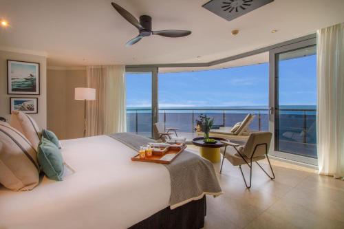 Schlafzimmer mit einem großen Bett und Meerblick in der Unterkunft SOLYMAR Gran Hotel in Calpe