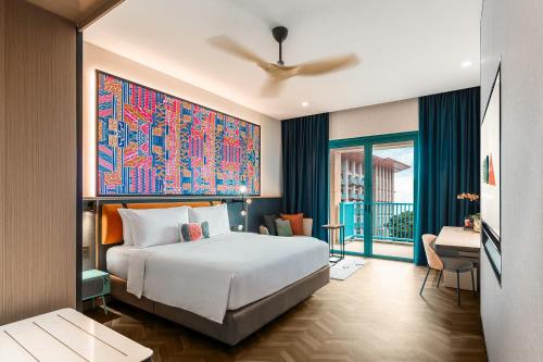um quarto de hotel com uma cama e uma janela em Resorts World Sentosa - Hotel Ora em Singapura