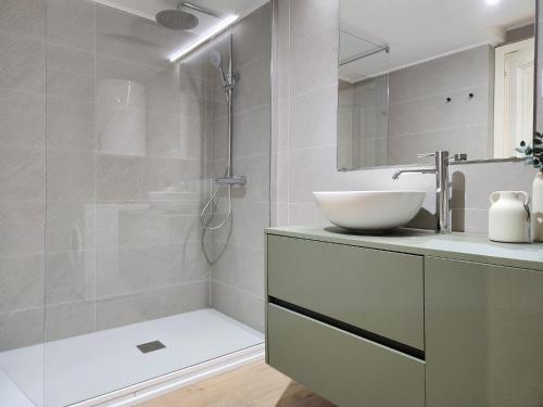 a bathroom with a sink and a shower at FLORIT FLATS - The Apolo Apartment in Valencia