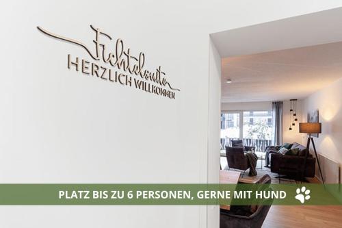 a living room with a sign that reads hello harriet wilderness at Die Fichtelsuite 1-6 Pers Ferienwohnung nahe Ochsenkopf Süd 800m in Fleckl in Warmensteinach
