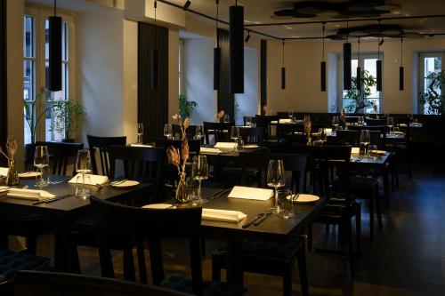 uma sala de jantar cheia de mesas e cadeiras em Adler Schiltach Boutique Hotel und Restaurant em Schiltach