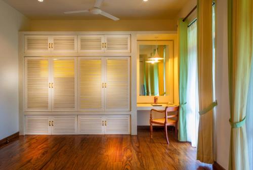 a room with a large closet with white doors and a table at Zylan Colombo in Colombo
