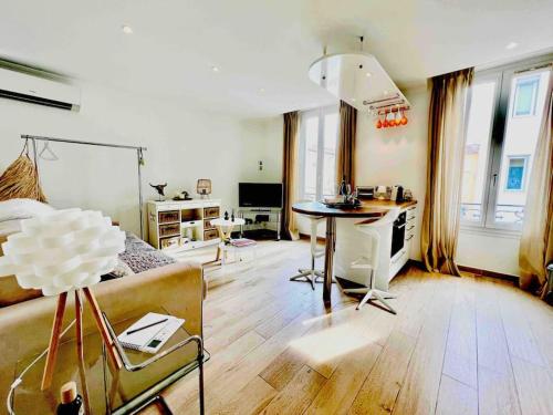 un salon avec un canapé et une table dans l'établissement Cannes centre , magnifique , 5 min palais, à Cannes