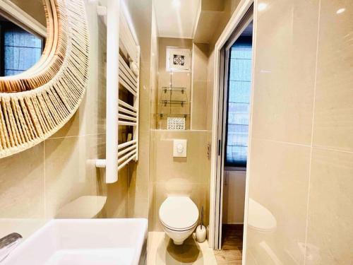 une salle de bain avec toilettes, lavabo et baignoire dans l'établissement Cannes centre , magnifique , 5 min palais, à Cannes