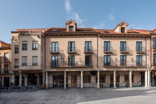 un grand bâtiment sur une place dans une ville dans l'établissement Exe Astur Plaza, à Astorga