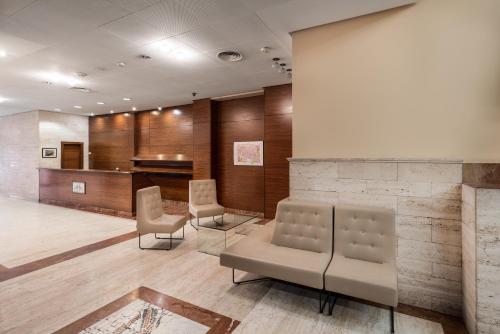 a waiting room with chairs and a waiting area at Exe Astur Plaza in Astorga