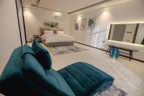 1 dormitorio grande con 1 cama y 1 sofá en ريفان لبيوت الضيافة خاصة, en Yanbu