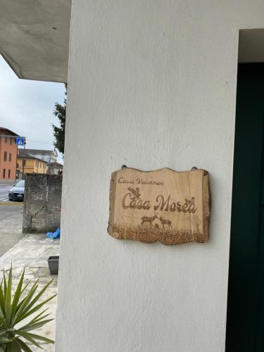 un panneau sur le côté d'une paroi dans l'établissement Casa Morea, à Cignone