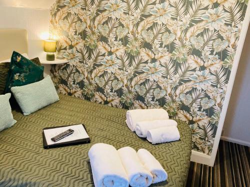 um quarto de hotel com toalhas numa cama em Fairfax em Skegness